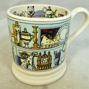 Könnte beinhalten: Cremefarbene Keramiktasse mit hellblauem Band, das verschiedene Illustrationen zeigt, darunter einen Hund, eine Uhr und ein Huhn. Die Tasse hat einen gebogenen Henkel und ein detailliertes Design am Rand. Geeignet für Tee oder Kaffee.