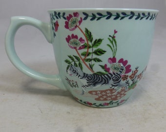 Große Cath Kidston Porzellan Curved Duck Ei Blau Becher Tasse mit einem bunten, skurrilen gestreiften Hunde & Blumenmuster - englischer Kult-Designer
