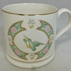 Jarra vintage Wade grande de 1 pinta con diseño de colibrí y flores en tonos pastel, ribete dorado, porcelana Wade auténtica y poco común, Inglaterra.