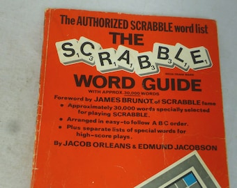 Puede incluir: La portada del libro The Authorized Scrabble Word Guide con un fondo naranja y la palabra "SCRABBLE" en letras blancas con contornos negros. El libro contiene aproximadamente 30.000 palabras para jugar al Scrabble.
