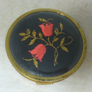 Miroir de maquillage compact en poudre florale brodée rouge et or mascotte vintage des années 1950 - fleur rouge cousue à la main feuillage doré satin noir - Angleterre