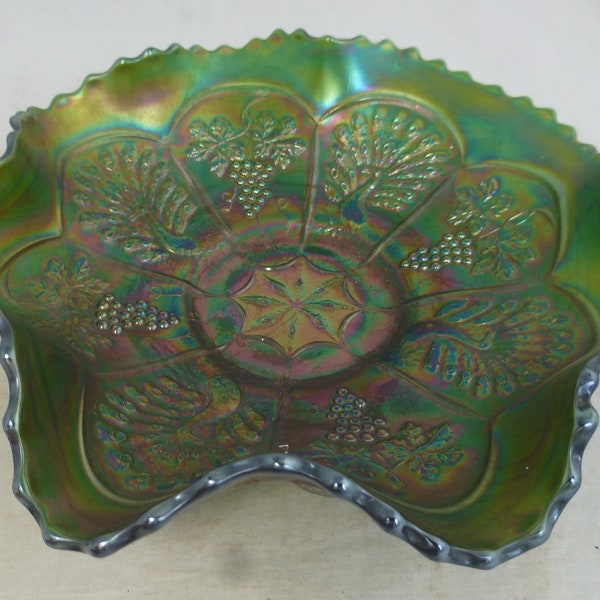 Vintage Fenton Carnival Glass Groen Iriserend Rond Gekrompen / Gecanneleerd 8,5 in Bowl Dish - Pauwen & Wijnstokken - Prachtig Amerikaans geperst glas