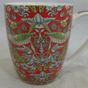William Morris Large Red Strawberry Thief Birds Fine China-mok – Arts and Craft Design – Decoratief handvat – Ontworpen in Engeland Abbeydale