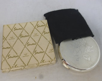 Stratton Boxed Silver Tone Makeup Vintage Unused Powder Compact / Cosmetic Make-up Mirror - Rose Design - Black Velvet Pouch – Handbag 1950s