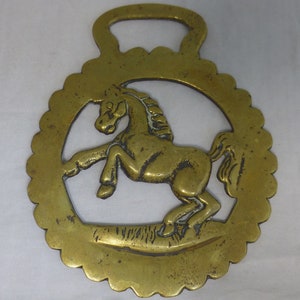 Messing vintage medaillon met steigerend steigerend paardhengst - gegraveerd met Engeland - gegoten messing kar paardencafé Engelse souvenir