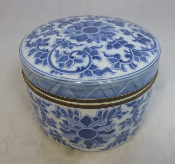 青色の陶器製丸型容器 陶器製楕円形菓子入れ 白と青 青色の陶器製丸型容器 陶器製楕円形菓子入れ 白と青