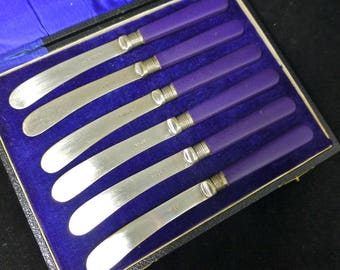 Art Déco Argent Plaqué Boîte EPNS Set de 6 couteaux à thé au beurre vintage avec poignées en plastique violet / celluloïd - Vaisselle en argenterie des années 1930