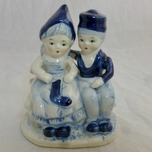 Vintage Nederlands Delfts wit en blauw jongen meisje op bank beeldje 5,25 in H – standbeeld Holland Nederland – gesigneerd handgeschilderd Delfts blauwe kleuren