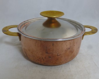 Cacerola vintage de cobre con dos asas y tapa, base pesada, asas y remate de metal dorado, interior de acero, 24 cm de ancho y asa remachada.