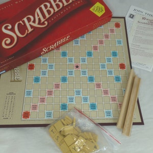 Vintage amerikanisches Scrabble Hasbro Games 1999 Vintage Brettspiel in roter Box - Holzplättchen & -regale - Regeln auf dem Deckel - Komplettes Spiel - Super Zustand!