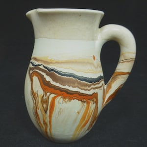 Jarra o jarra de cerámica vintage firmada por Nemadji Pottery de EE. UU. con diseño en espiral en naranja, rojo óxido, marrón y crema sin esmaltar – Cerámica americana