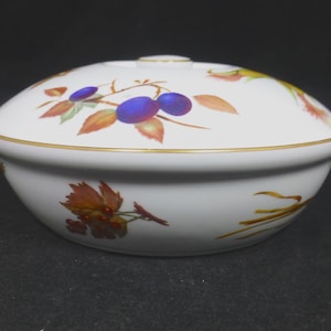 Royal Worcester Evesham Gold Porcelain Large Round Covered Entrée / Casserole Dish with Recessed Knob on Domed Lid – Hops, Corn and Lemons