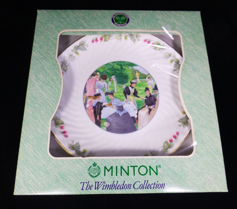 Royal Doulton  Minton Round Large Serving Plate in Original Packaging Box \u2013 The Tennis Party \u2013 Wimbledon Collection \u2013 Bone China \u2013 England