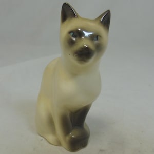 Vintage Siamese Kitten Cat with Blue Eyes Kitsch Seated Gloss Glazed Hand Painted Porcelain 4 in H Figurine – Retro 1960s Cat Sculpture