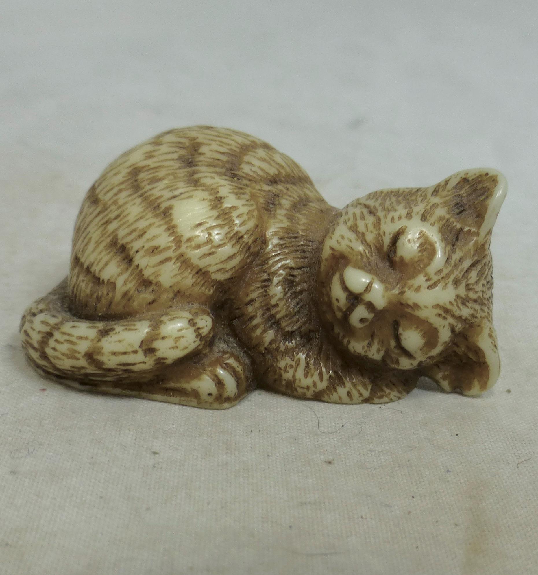 Vintage Rare Japanese Cream Resin Sleeping Cat Animal Figurine 2
