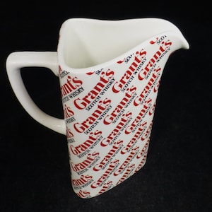 Whisky escocés de Grant Cerámica Vintage Tricornered Pub Bar Jug / Pitcher Hancock Corfield & Waller - HCW - 6.25 en H - Burleighware de la década de 1960