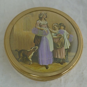 Vintage Yardley Lavender Seller Złoty metalowy puder w kompakcie / lusterko do makijażu - Dama, dzieci i pies - torebka kieszonkowa - lata 60.