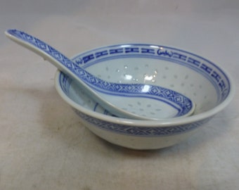 Tienshan Chinese Dragon Blue & White Rice Grain Pattern Porcelain Duo Set Soup Rice Bowl + Spoon - Dragon centre - 4.5 in D - Made in China