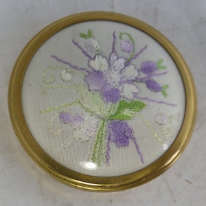 vintage Margaret Rose Main Tenue Or Tone Metal Powder Compact / Cosmetic Make up Mirror avec main brodée purple violet flower