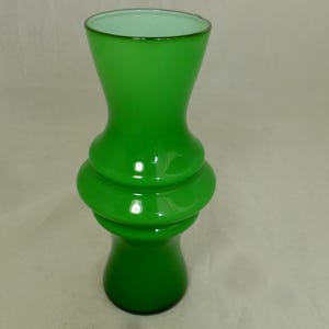 Vaso vintage in vetro verde brillante con cornice interna bianca opalina, in stile scandinavo, a forma di cerchio, altezza 8,75 pollici - Vetro soffiato a mano - Metà secolo - Italia?