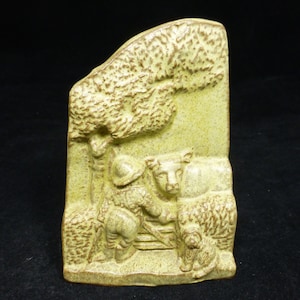 Jarrón de cerámica en gres en 3D de Charmouth Pottery Mike Hendrick de 5 pulgadas de alto, con escena rústica de campo, esmaltado en avena, hecho a mano en inglés Studio Pottery