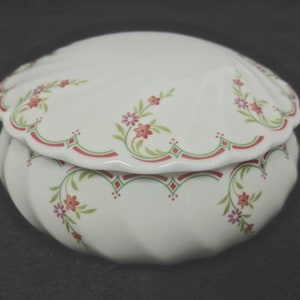 Wedgwood Pink Garland Fine Pink & Green Bone China Round Floral Lidded Scalloped Trinket Box / Jewellery Container – 4.5 inch D -  England