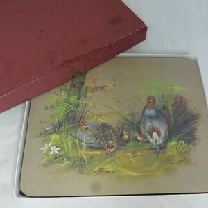 Set di 6 tovagliette in melamina con retro in panno rosso Game Bird in scatola vintage - Scatola originale rivestita in carta rossa e oro - 9,75 x 7,75 pollici