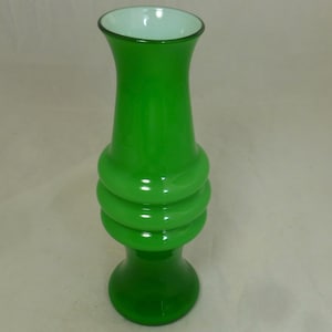 Vaso in vetro verde brillante con bordo a cerchio in stile scandinavo vintage e rivestimento interno bianco opalino, 23 cm di altezza - Vetro soffiato a mano - Metà secolo - Italia?
