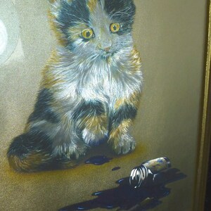 Puede incluir: Una pintura de un gato calico con ojos amarillos sentado sobre un fondo dorado. El gato ha derramado una botella de tinta negra, creando una mancha oscura en la superficie.