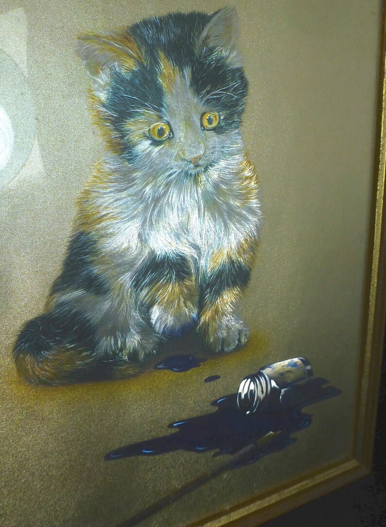 Puede incluir: Una pintura de un gato calico con ojos amarillos sentado sobre un fondo dorado. El gato ha derramado una botella de tinta negra, creando una mancha oscura en la superficie.