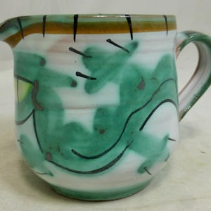Jarra de leche vintage Tintagel Pottery Cornish Green Dragon Yellow Eye, 8,25 cm de alto, hecha a mano en Cornualles, con marca de base transparente.