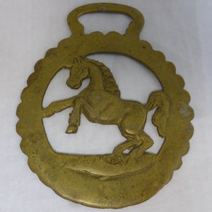 Pferd Messing Vintage Medaillon mit Prancing Aufzucht Pferd Hengst - Cart Pferd / Arbeitspferd Sammler Pub Englisch Souvenir Cast Brass