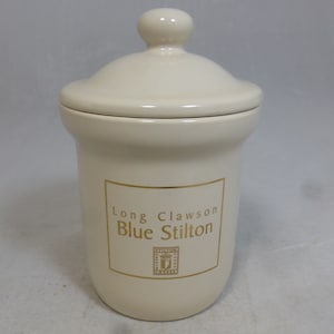 Puede incluir: Un tarro de cerámica blanco con tapa, etiquetado como "Long Clawson Blue Stilton".