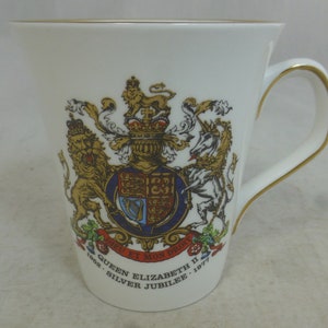 Vintage Rainha Elizabeth II Jubileu de Prata Comemorativo Brasão Real Bone China Mug Royal Stafford - 1952 a 1977 - Lembrança Inglesa