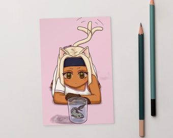 Pode incluir: Uma ilustração de desenho animado de um personagem felino com pele marrom e cabelo longo e loiro usando um top branco sem mangas e uma faixa de cabeça preta. O personagem está olhando para um frasco de vidro com um pequeno peixe dentro. O fundo é rosa.