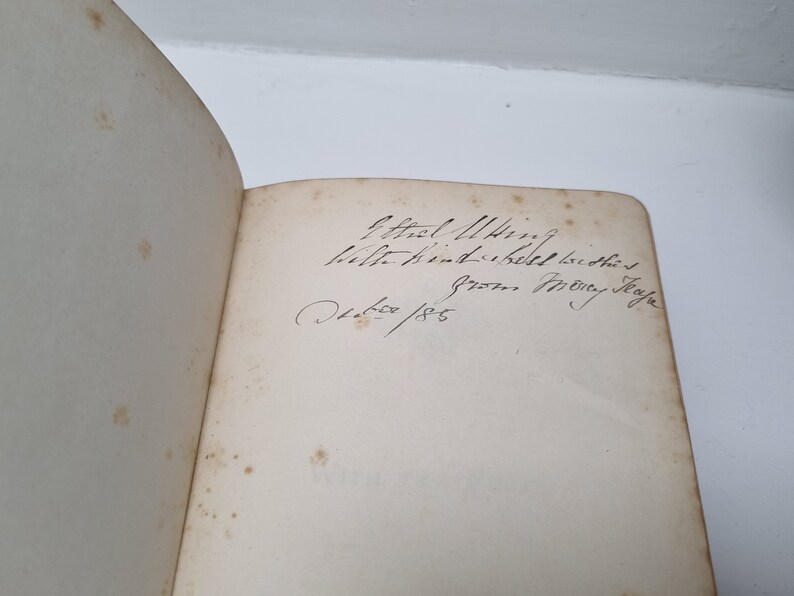 K&ouml;nnte beinhalten: Nahaufnahme einer Buch-Inschriftenseite mit handschriftlichem Text, der "Effiel Tower, Paris, 1885" lautet.