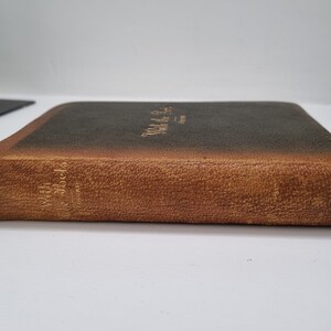 K&ouml;nnte beinhalten: Ein braunes, ledergebundenes Buch mit goldenen Lettern auf dem R&uuml;cken, die "With the Doctor" und "FARNHAM" lesen.