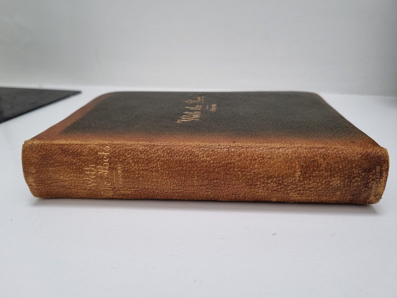 K&ouml;nnte beinhalten: Ein braunes, ledergebundenes Buch mit goldenen Lettern auf dem R&uuml;cken, die "With the Doctor" und "FARNHAM" lesen.