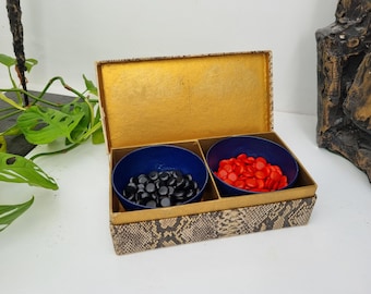 Vintage Go-Steine in lackierten Schalen in einer Faux Snake Skin Box / Wei Chi