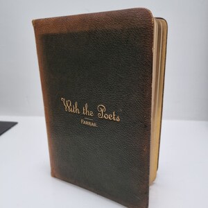K&ouml;nnte beinhalten: Ein Vintage-Buch in dunkelgr&uuml;nem Lederband mit goldenen Lettern auf dem vorderen Einband, die "With the Poets" und "Farrar" lauten.