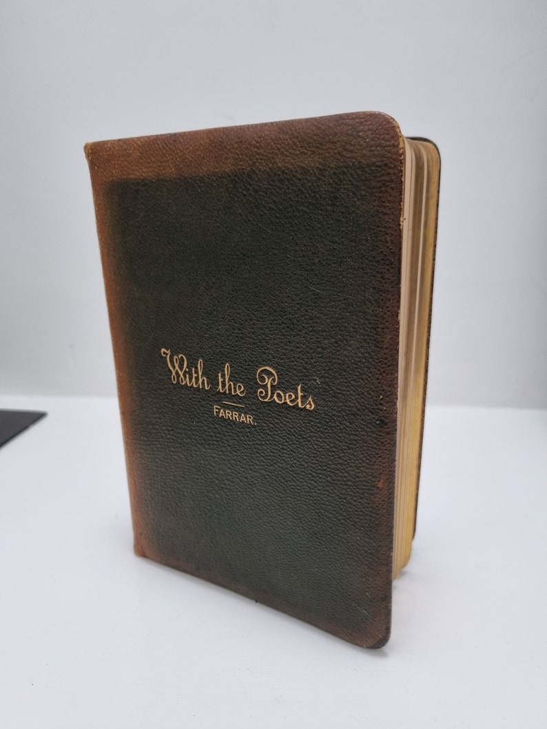 K&ouml;nnte beinhalten: Ein Vintage-Buch in dunkelgr&uuml;nem Lederband mit goldenen Lettern auf dem vorderen Einband, die "With the Poets" und "Farrar" lauten.