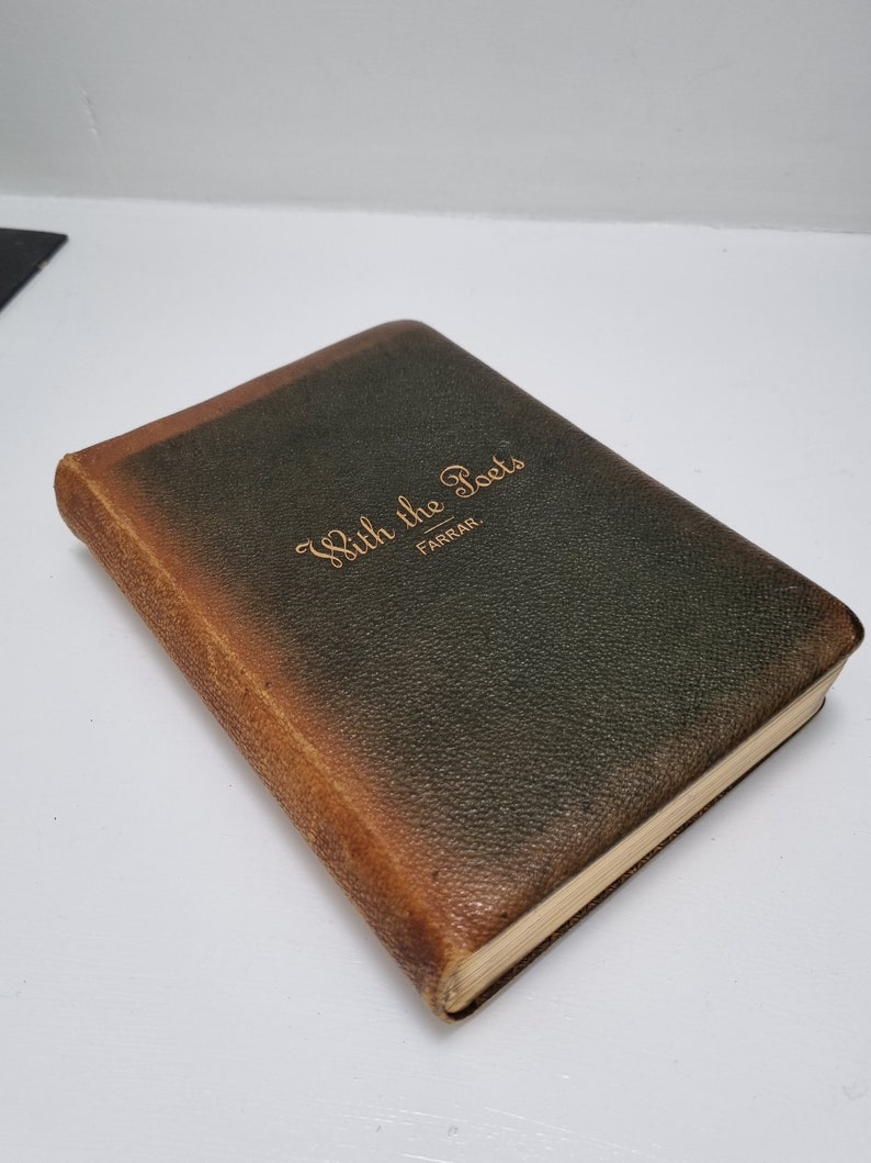 K&ouml;nnte beinhalten: Ein Vintage-Buch mit braunem Ledereinband, der Titel "With the Poets" und der Verlag "Farrar" sind in goldenen Lettern gepr&auml;gt.