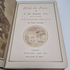 K&ouml;nnte beinhalten: Ein Buch mit dem Titel "With the Poets" von F.W. Farrar, D.D., Kanonikus von Westminster. Das Buch enth&auml;lt fotografische Illustrationen von Payne Jennings und wurde von Suttaby and Co. in London ver&ouml;ffentlicht.