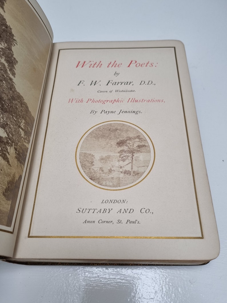 K&ouml;nnte beinhalten: Ein Buch mit dem Titel "With the Poets" von F.W. Farrar, D.D., Kanonikus von Westminster. Das Buch enth&auml;lt fotografische Illustrationen von Payne Jennings und wurde von Suttaby and Co. in London ver&ouml;ffentlicht.