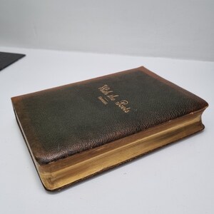 K&ouml;nnte beinhalten: Ein gr&uuml;nes, ledergebundenes Buch mit goldenen Kanten. Der Titel "With the Poets" ist in Gold auf dem Einband gepr&auml;gt.