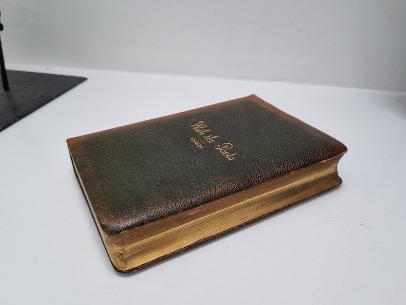 K&ouml;nnte beinhalten: Ein gr&uuml;nes, ledergebundenes Buch mit goldenen Kanten. Der Titel "With the Poets" ist in Gold auf dem Einband gepr&auml;gt.