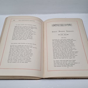 K&ouml;nnte beinhalten: Ein ge&ouml;ffnetes Buch mit vergilbten Seiten, das ein Gedicht von Percy Bysshe Shelley zeigt. Der Text ist in schwarzer Schrift und der Titel des Gedichts lautet "The Poet".