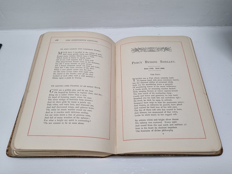 K&ouml;nnte beinhalten: Ein ge&ouml;ffnetes Buch mit vergilbten Seiten, das ein Gedicht von Percy Bysshe Shelley zeigt. Der Text ist in schwarzer Schrift und der Titel des Gedichts lautet "The Poet".