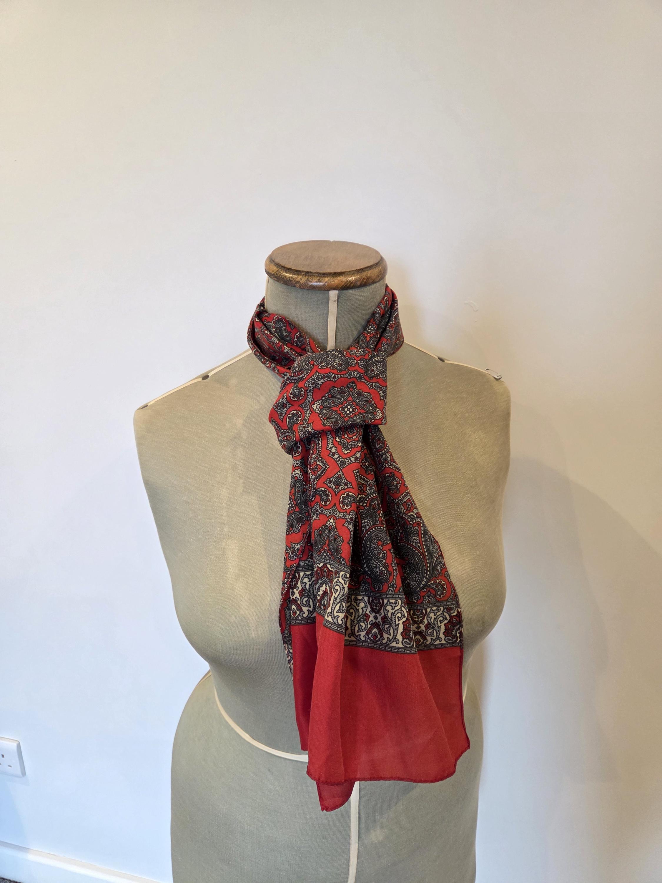 Écharpe Homme En Soie Rouge Motif Paisley Rétro - Made In Italy, Dimensions 33x140 Cm