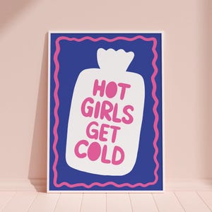Hot Girls Get Cold - Borsa dell'acqua calda - Stampa artistica, poster, cartolina, illustrazione - Decorazione d'interni, arte moderna, stampa femminile, regalo di Natale